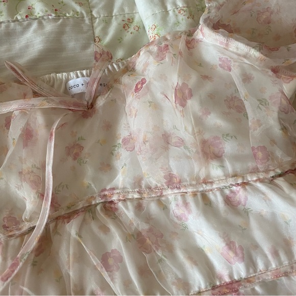 Francesca’s organza puff sleeve floral top - Picture 2 of 9